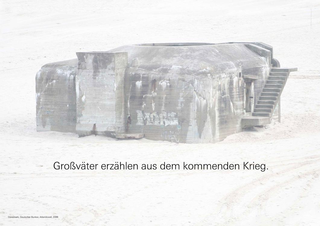 Großväter erzählen aus dem kommenden Krieg., Bild: Dänemark, Deutscher Bunker, Atlantikwall, 2006 © QART Büro für Gestaltung, 2011.