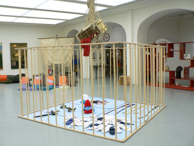Laufstall, Bild: Ausstellung "Lustmarsch durchs Theoriegelände", Kestnergesellschaft Hannover, 2006.