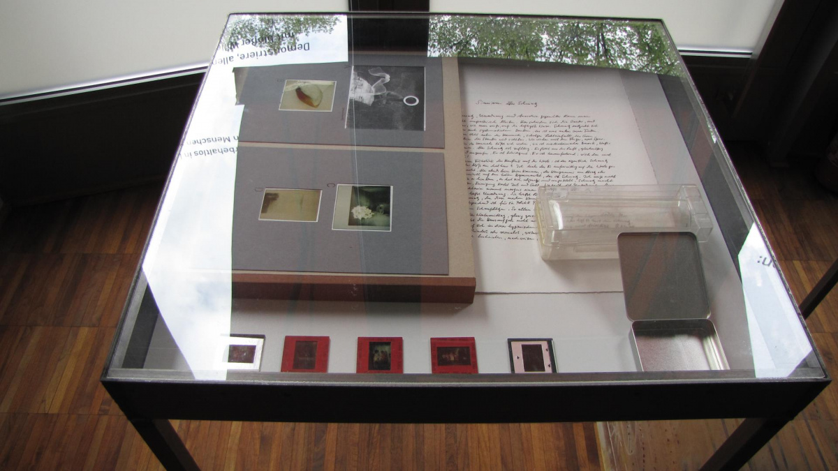Jso Maeder "FLUCHTKUNST, DISSOZIATIV", Bild: "Aufstellung" vom 27.04.-10.05.2012 in der Denkerei, Berlin..