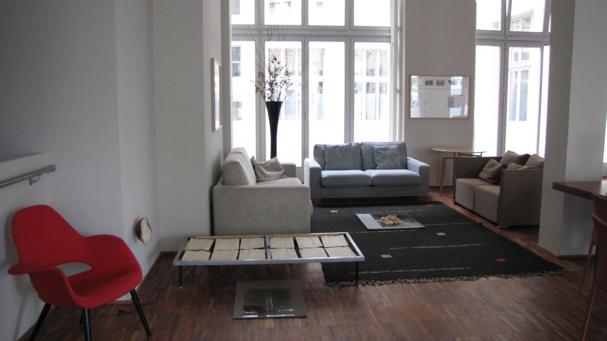 Jso Maeder "FLUCHTKUNST, DISSOZIATIV", Bild: "Aufstellung" vom 27.04.-10.05.2012 in der Denkerei, Berlin..