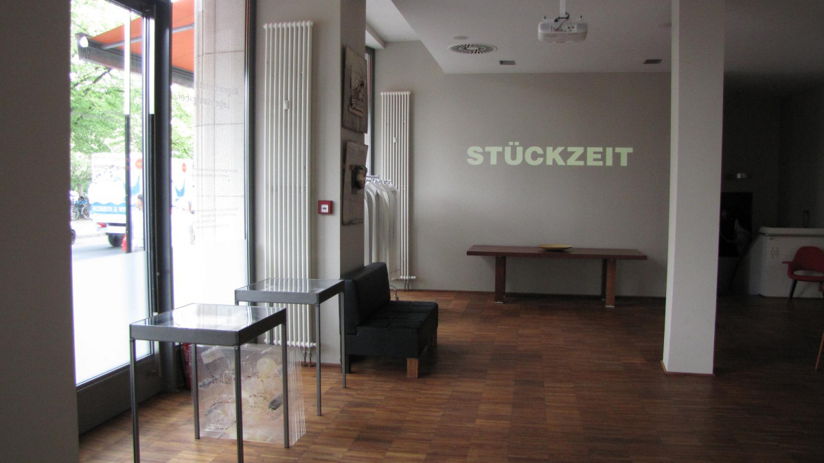 Jso Maeder "FLUCHTKUNST, DISSOZIATIV", Bild: "Aufstellung" vom 27.04.-10.05.2012 in der Denkerei, Berlin..