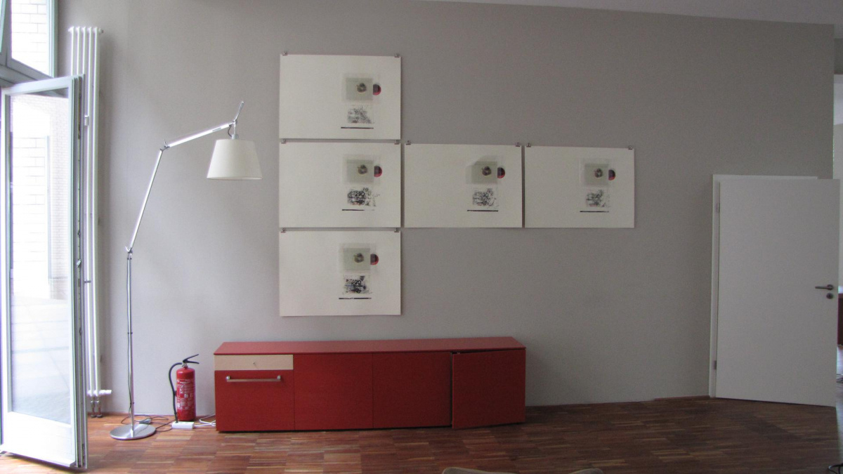 Jso Maeder "FLUCHTKUNST, DISSOZIATIV", Bild: "Aufstellung" vom 27.04.-10.05.2012 in der Denkerei, Berlin..