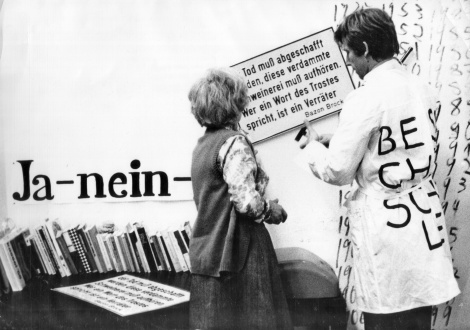 Melusine Huss und Bazon Brock. Besucherschule documenta 4 1968, Bild: Kassel, Foto: Hans Puttnies.