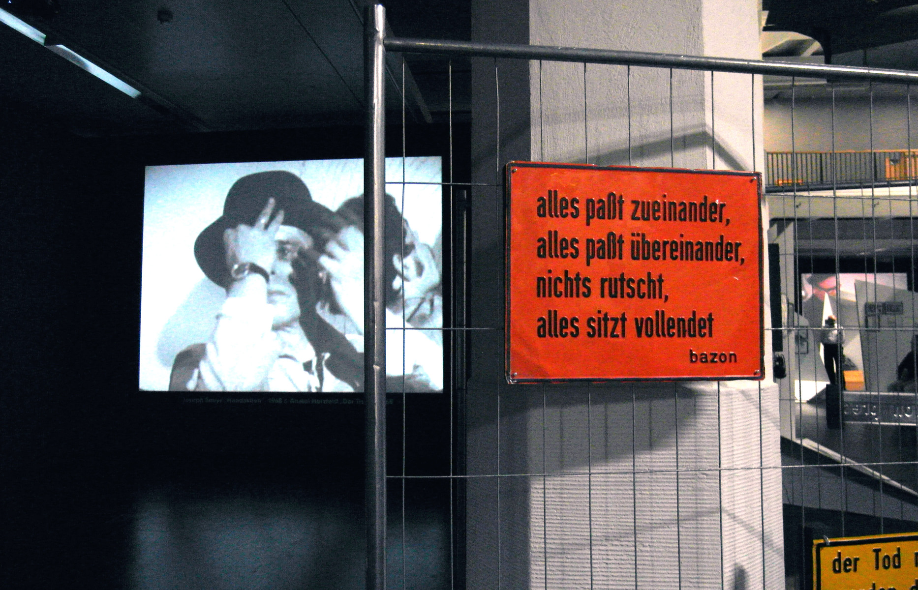 Öffentliche Führung durch die Ausstellung „Beuys Brock Vostell“ im ZKM Karlsruhe, Bild: © Leonore Welzin, 19.09.2014.
