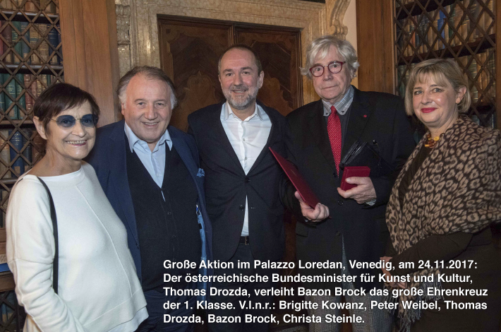 Große Aktion im Palazzo Loredan, Venedig, am 24.11.2017: Der österreichische Bundesminister für Kunst und Kultur, Thomas Drozda, verleiht Bazon Brock das große Ehrenkreuz der 1. Klasse. V.l.n.r.: Brigitte Kowanz, Peter Weibel, Thomas Drozda, Bazon Brock, Christa Steinle.